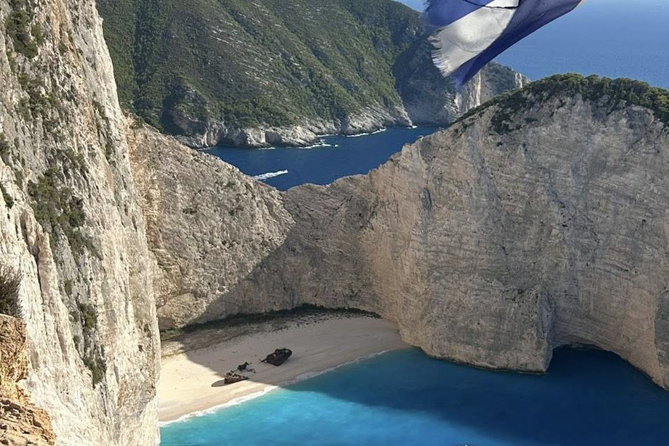 Spiaggia del relitto di Navagio a Zante vista dall’alto
